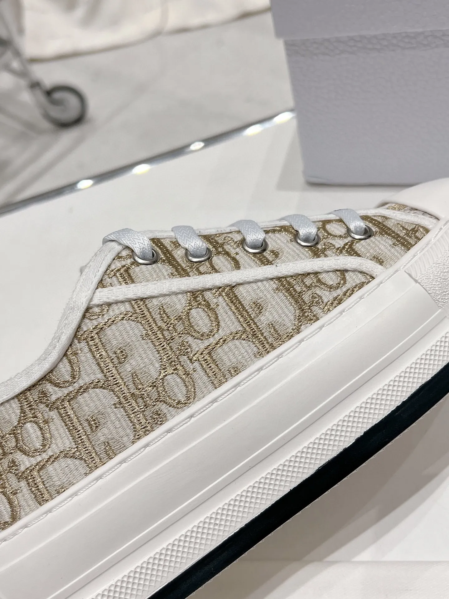 👟👟Ex-factory price P520👟👟 Dior Series Dior Dior 2024 Walk'n Series Presbyopia Embroidery Thick-soled Canvas Shoes Casual Sports Shoes Original Purchase Development Production This Walk'n'Dior thick-soled sneaker is a fashionable item that enhances the style of this series. Oblique printed cotton embroidered upper with comfortable platform sole, tongue and Christian Dior Paris signature laces. Can add fashionable temperament to all kinds of casual looks ▪️Fabric: Original customized imported Oblique printed embroidery ▪️Lining: Imported soft sheepskin lining ▪️Outsole: Original exclusive molded TPU material ▪️Sole thickness: 4.5CM ▪️Size: Women's 35-40